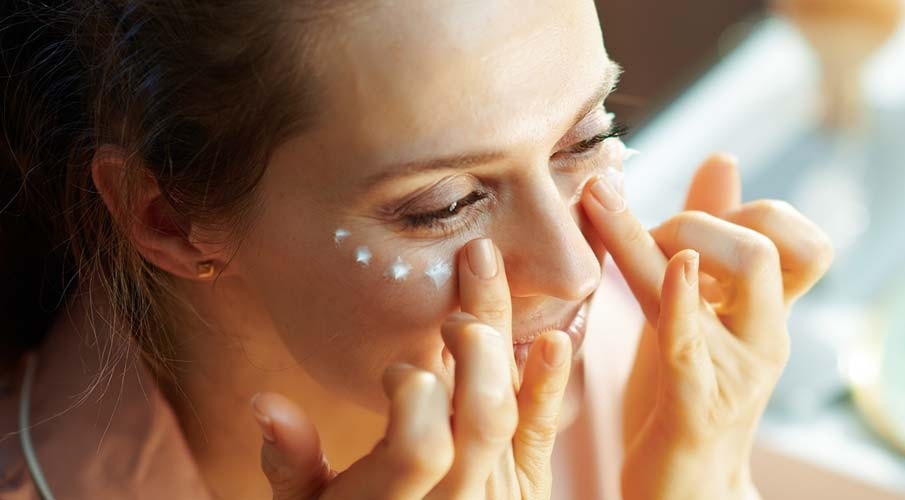 چرا نباید ضد آفتاب را دور چشم زد؟